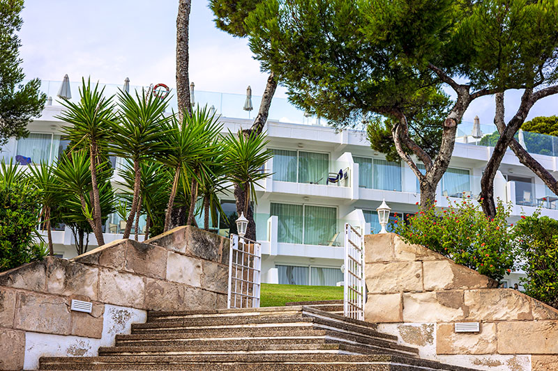 Hermosa entrada con escaleras de piedras a residencias
