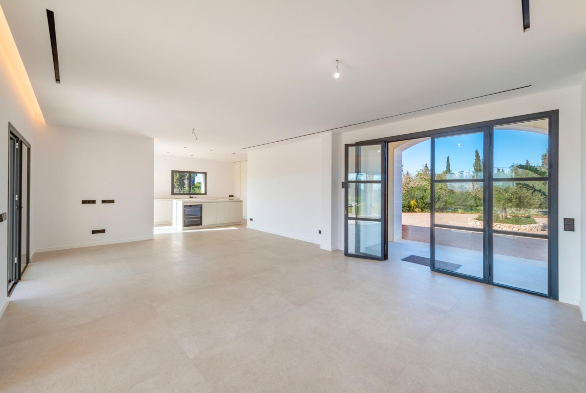 Cocina Comedor con vista a terraza y piscina casa de de campo
