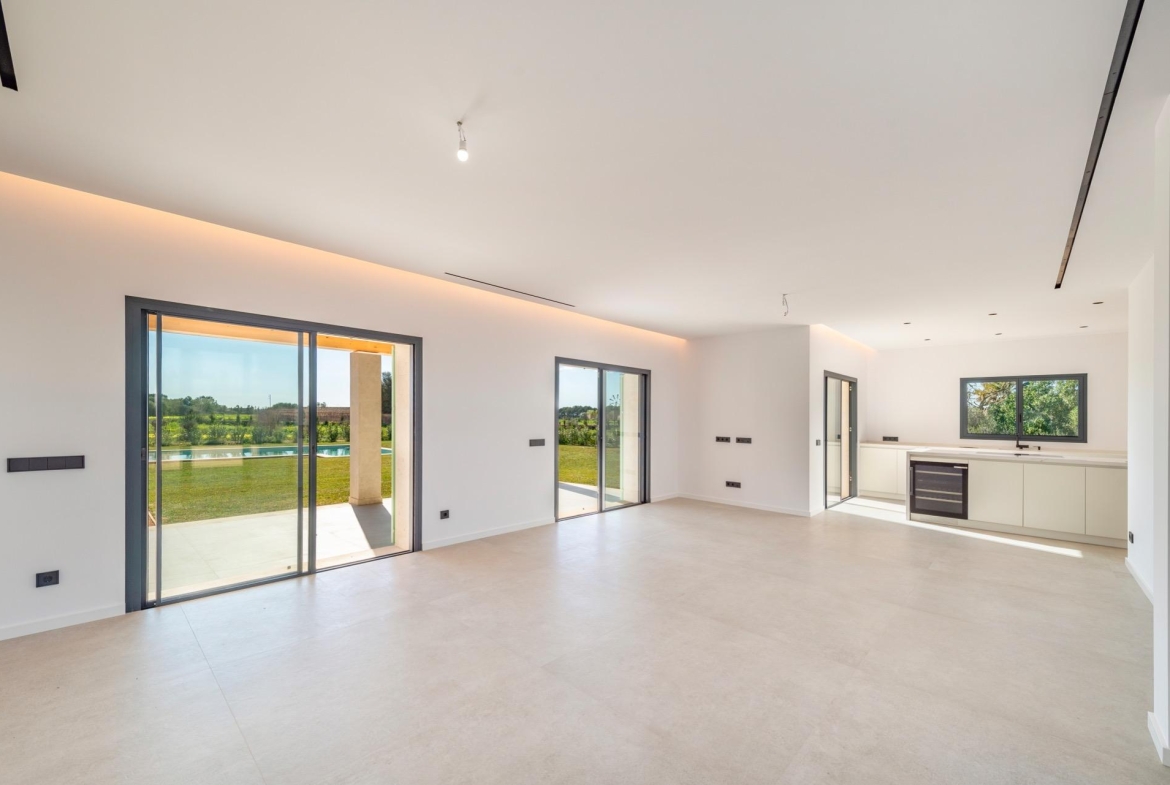 Cocina Comedor con vista a terraza y piscina casa de de campo