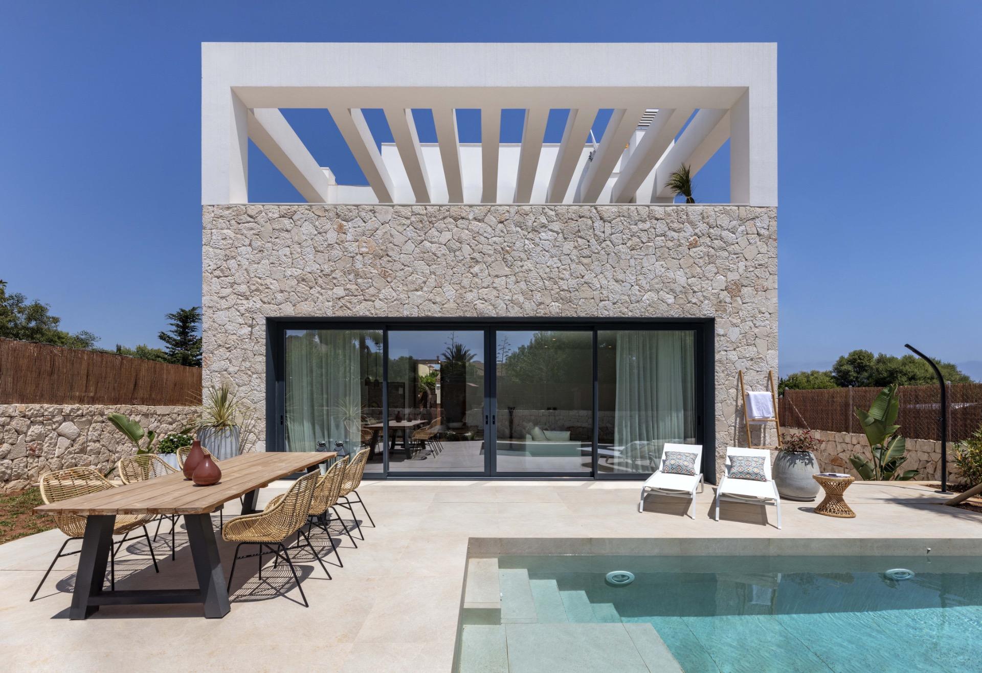 vista de la piscina en Villa de Lujo en Cala Figuera