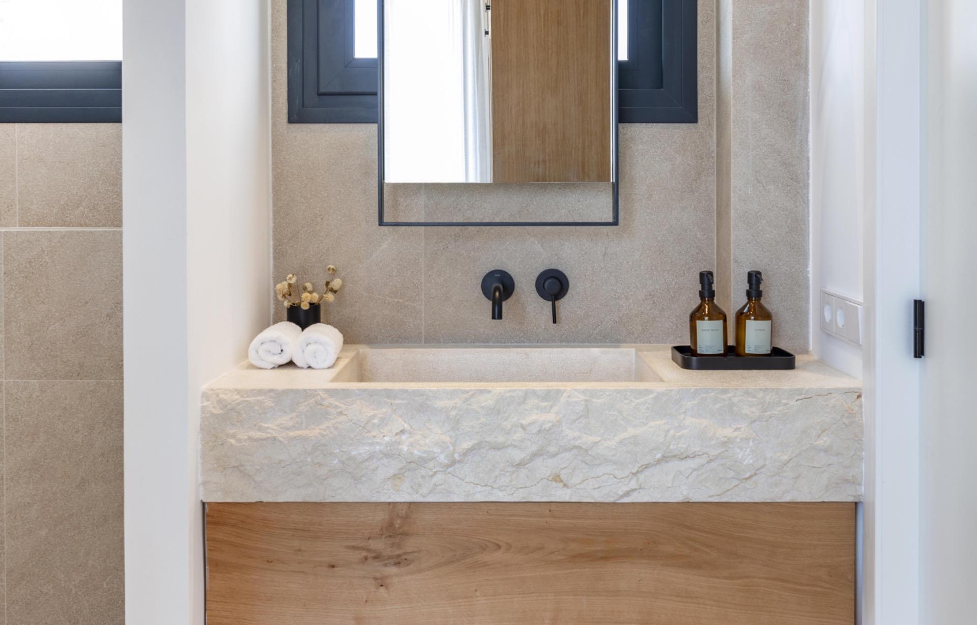 baño lavamanos en Villa de Lujo en Cala Figuera